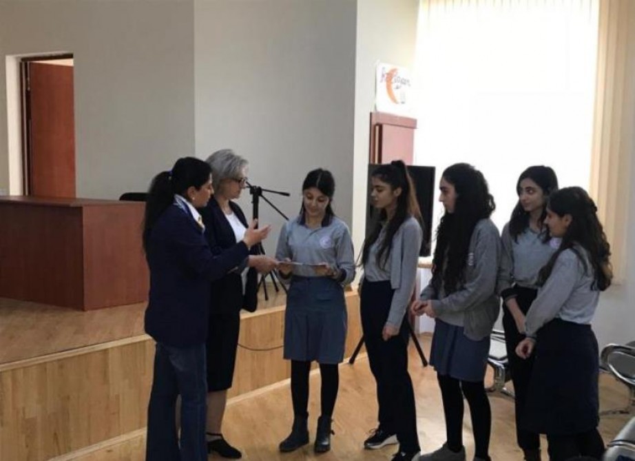 Bakı məktəblilərinə UNEC-in üstünlükləri barədə məlumat verilib
