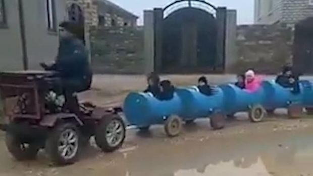 Kənd sakini uşaqları bu yolla məktəbə aparır - VİDEO
