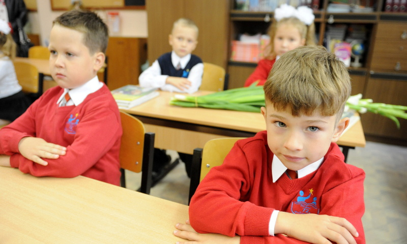 Orta məktəblərdə qiymətlər ləğv olunur - Latviyada  