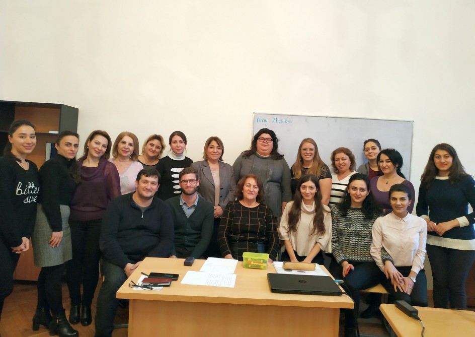 İngilis dili müəllimləri üçün təlim keçirilir     