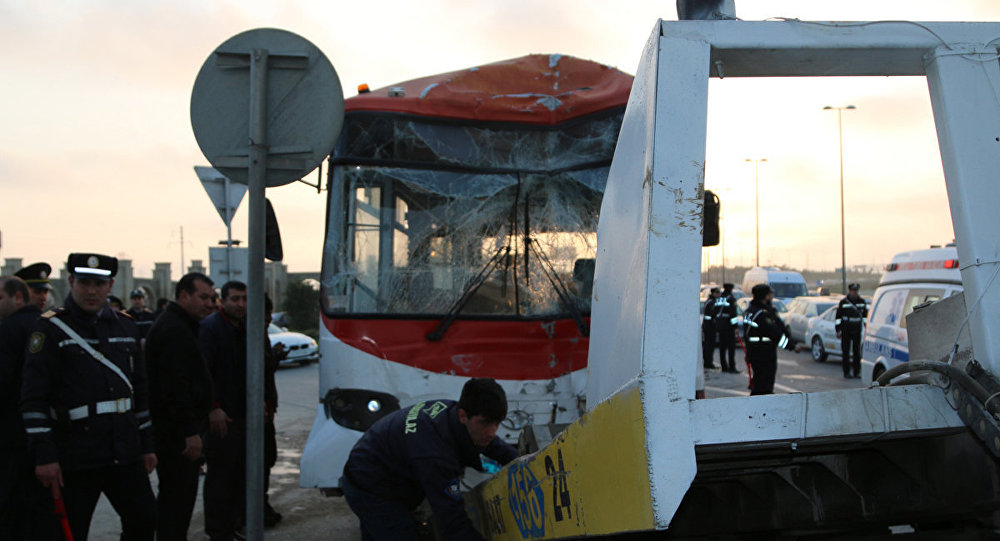 Azərbaycanda məktəbliləri daşıyan avtobus qəzaya düşdü - Xəsarət alanlar var