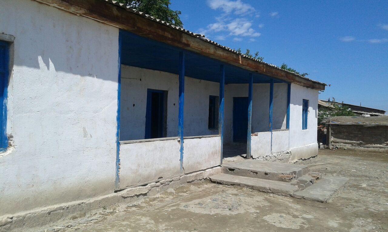 “Şüşələri  “skoç”la yapışdırıb, sinifdə kurtka ilə otururuq” – Ucqarların soyuq məktəbləri  