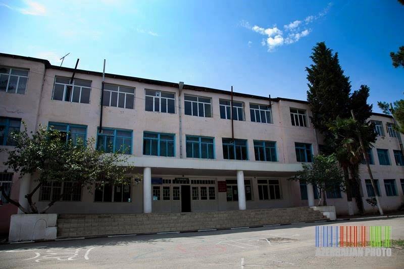 Müəllimlərin şikayətləndiyi məktəbin qəribə tarixi – Bəy evindən böyük binaya köç  