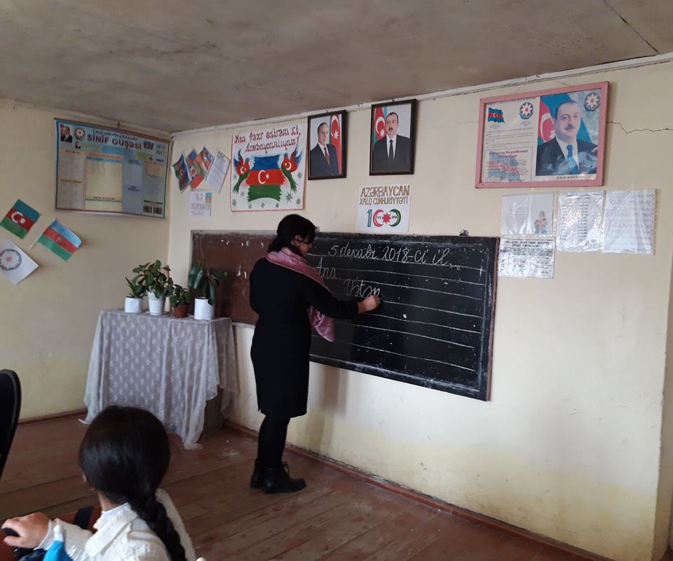 “Dəftərimi “sinif jurnalı” edib, uşaqlara qiymətlər verirdim” - Gənc müəllimin \