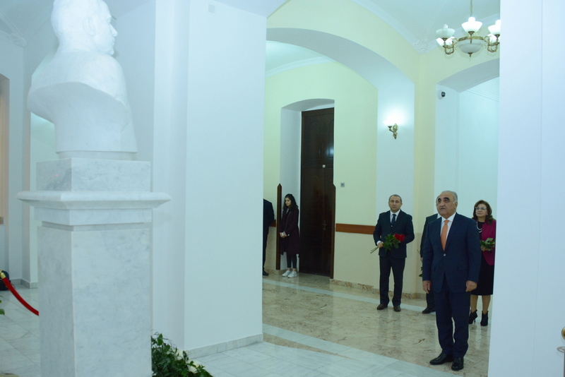 UNEC-də Heydər Əliyevin anım gününü qeyd olunub - FOTO    