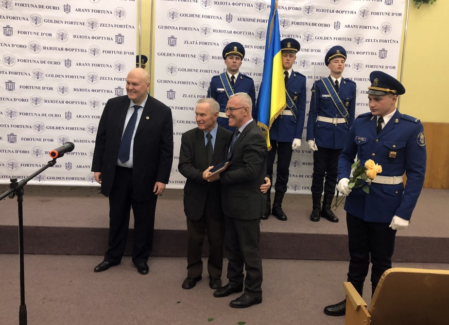 Arif Quliyev Ukrayna Milli Elmlər Akademiyasının 100 illik diplomu ilə təltif edildi - FOTO