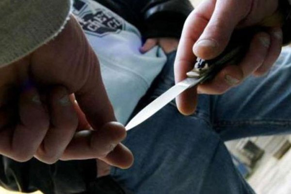 Bakıda orta məktəbin qarşısında bıçaqlanma  