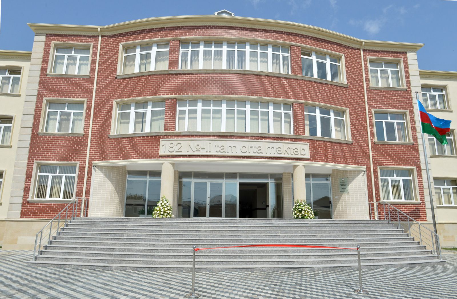 Məktəbin qarşısında baş verən qanlı olayla bağlı  rəsmi açıqlama 