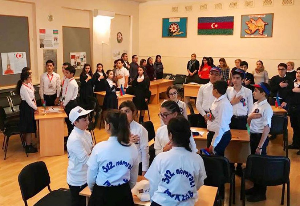 Məktəblilər breyn-rinq yarışında biliklərini sınayıblar  