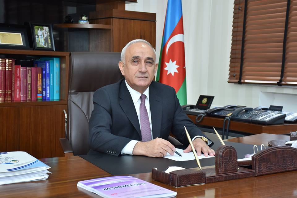 Rektor işçilərinə pul payladı