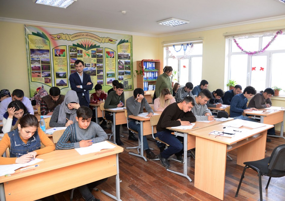 Eksternlər bu gün altı fənn üzrə imtahan veriblər  