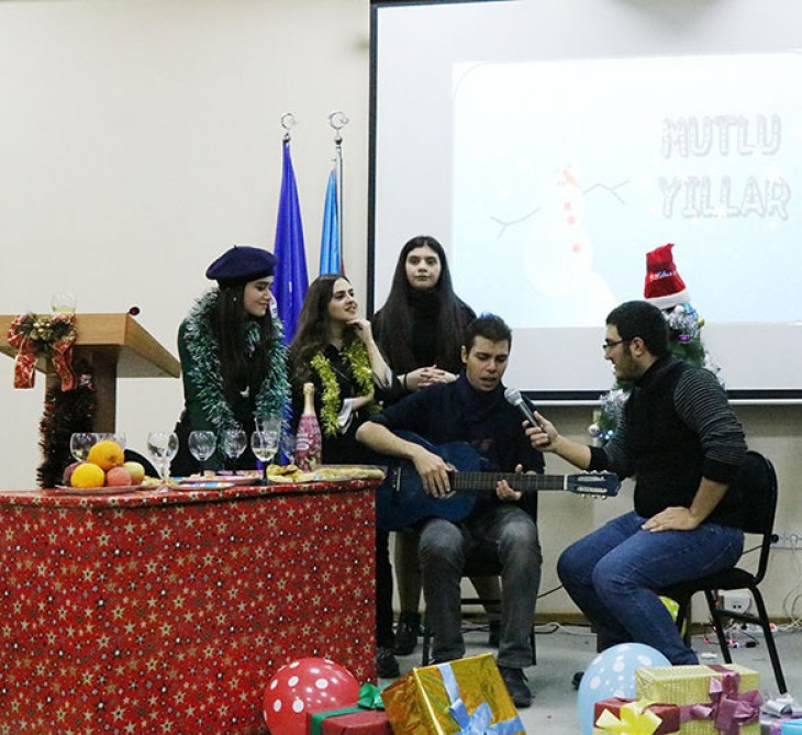 Azərbaycan Universitetində Yeni ilə həsr edilən kompozisiya nümayiş olunub