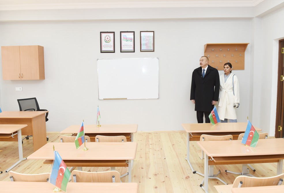 Prezident və xanımı orta məktəbdə yaradılan şəraitlə tanış olub    