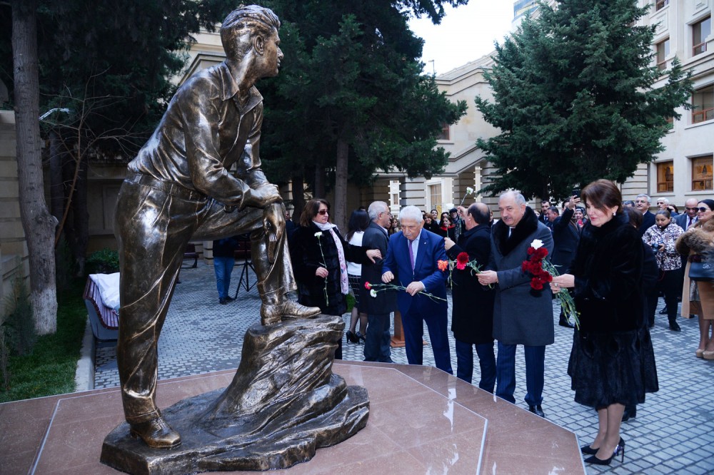 Məktəbdə Mikayıl Müşfiqin abidəsi ucaldıldı