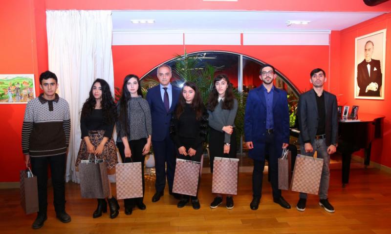 Binəqədi məktəblilərinin rəsm sərgisi açıldı