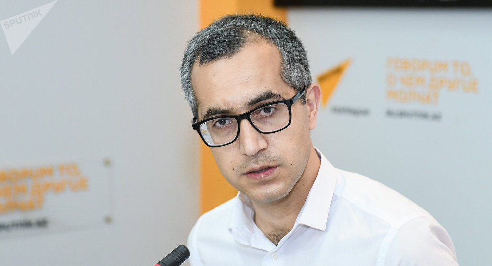 Təhsil eksperti ilə məktəb direktoru arasında QALMAQAL    