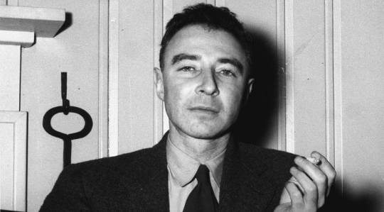  Hiroşima və Naqasakiyə atom bombalarını hazırlayan fizik- Julius Robert  