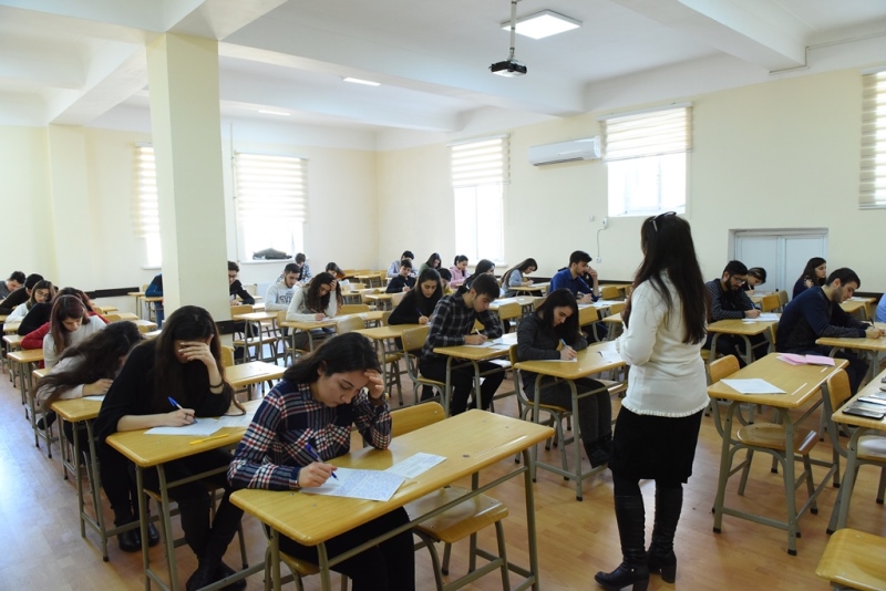 Valideynlər imtahanın gedişini izlədilər  