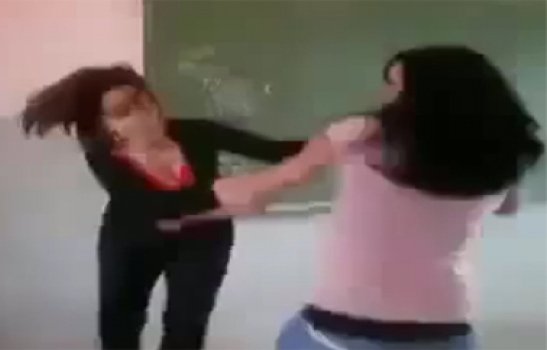 Şagirdlər müəlliməni döyüb xəstəxanalıq etdilər      