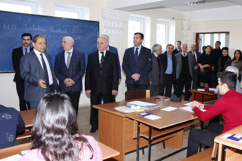 Rektor əvəzi valideynləri, jurnalistləri bir araya topladı - FOTOLAR     