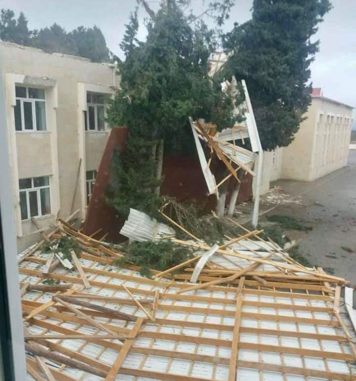 Külək məktəbin dam örtüyünü dağıtdı - FOTO