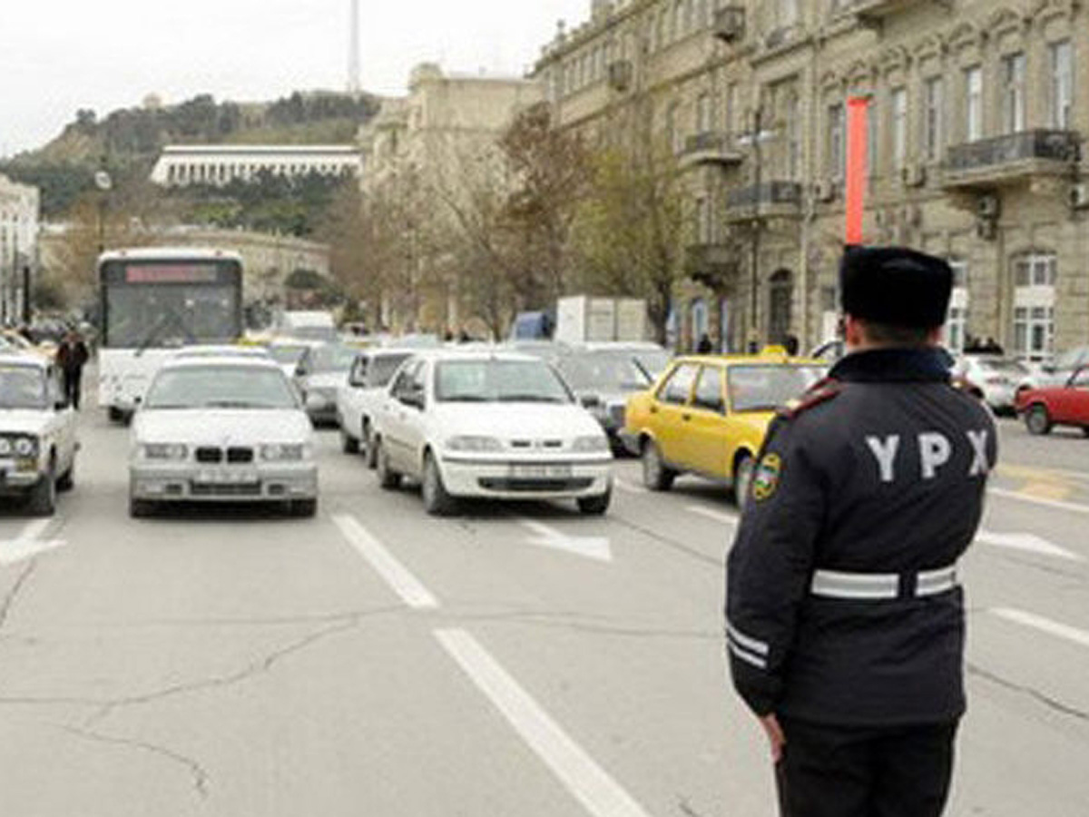 20 Yanvar şəhidlərinin xatirəsi bir dəqiqəlik sükutla yad edilib, hərəkət dayandırılıb