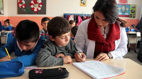 Müəllimə şagirdinin yoxsul ailəsi üçün ev tikdirdi –İbrətamiz- FOTO