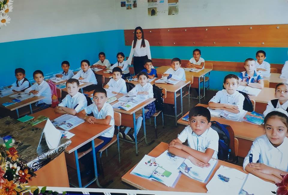 Gənc ibtidai sinif müəlliminin 