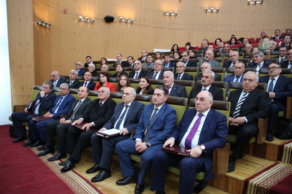 Akademiya ipəkqurdunun yeni yaradılmış iki cins və hibridini təqdim etdi  
