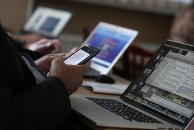 Tələbələrə telefon, internet və toy qadağan edildi