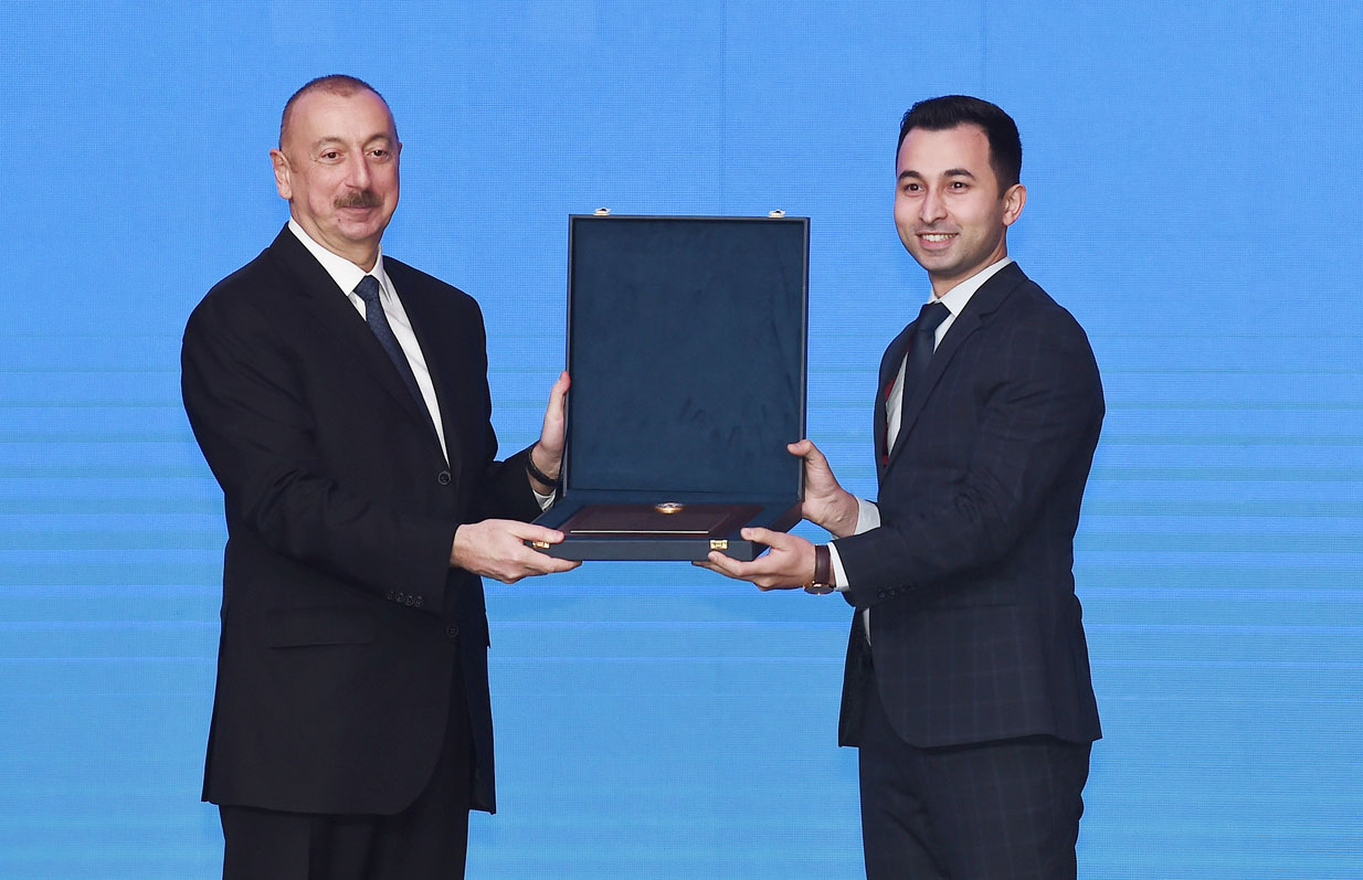 Gənclər üçün Prezident mükafatçısı Hökumətlərarası Təqaüd Proqramının məzunudur  
