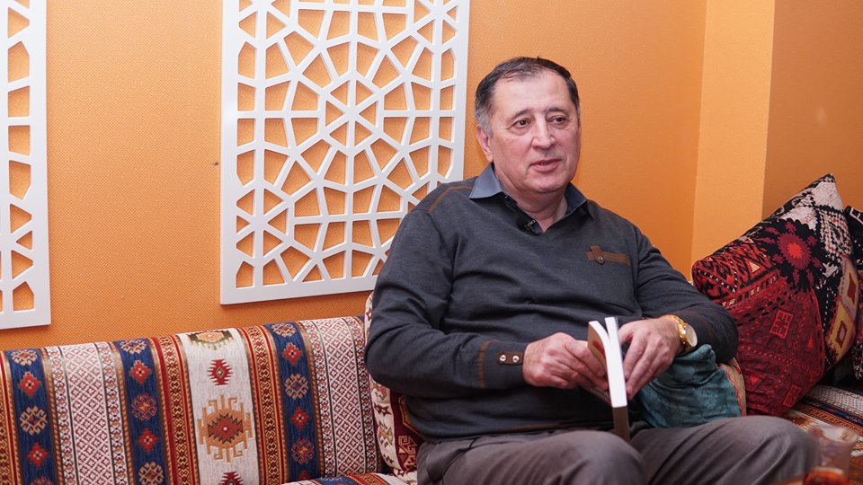 Baba Vəziroğlu “Edubrifinq”də: “Dərsliklərdə şagirddən nəyin soruşulduğunu anlamıram” - VİDEO
