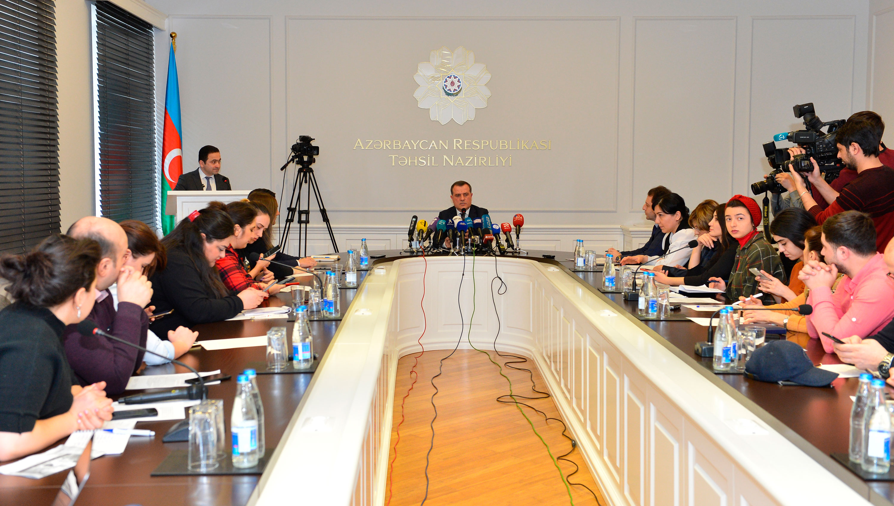 Nazir tələbə ikən aldığı təqaüddən danışıb, müqayisə apardı   