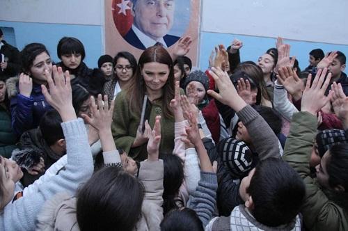 Deputat şagirdlərə hədiyyələr verdi