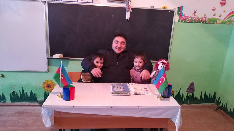 Ucqar kənd müəllimi şagirdindən müsahibə aldı: “Direktor olsam, telefona qadağa qoyardım” –VİDEO