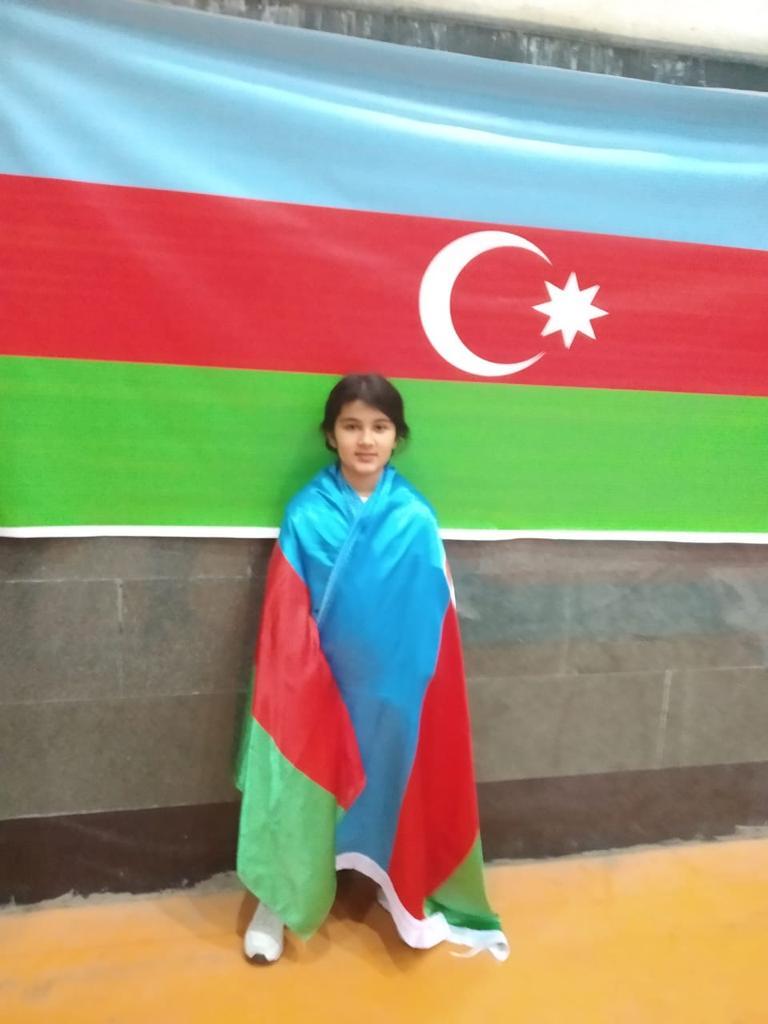 Şagirdimiz Azərbaycan bayrağının Ermənistandan sonra asılmasına etiraz etdi - FOTO