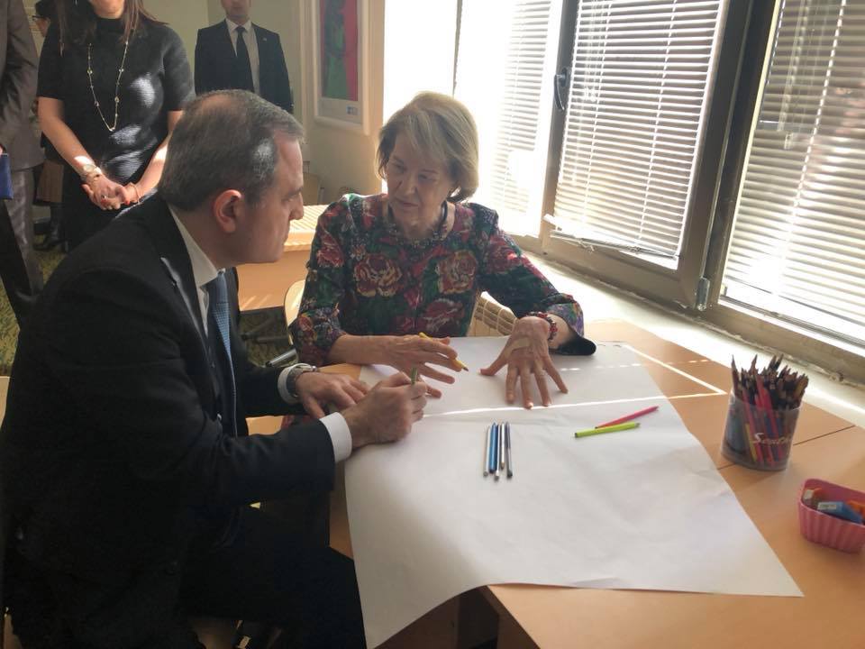 Ceyhun Bayramov məktəbdə rəsm çəkdi - FOTOLAR