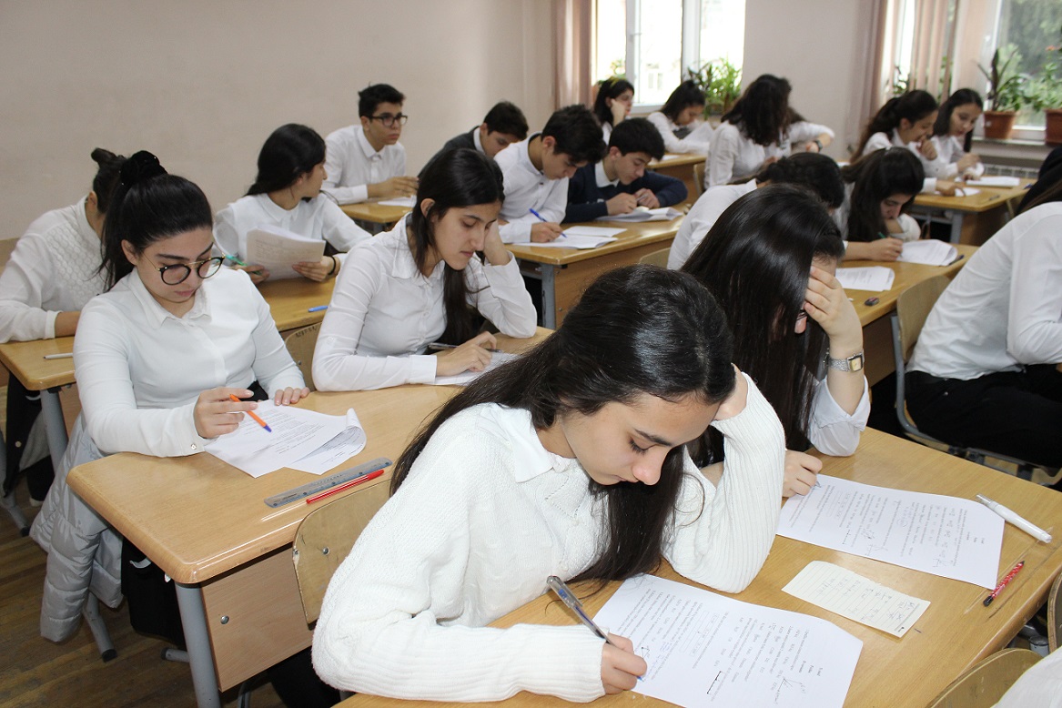Təmayül siniflərində oxuyan şagirdlərin narahatlığı – Attestat problemi yaranacaqmı?
