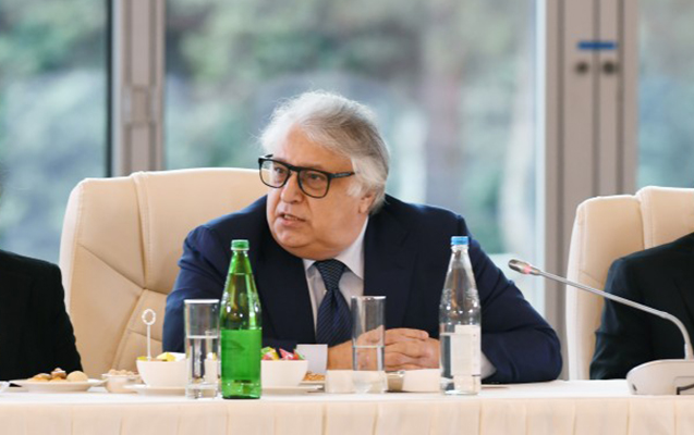 Rektor  Zeynəb Xanlarovaya etiraz etdi