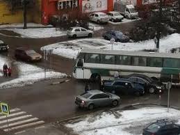 Məktəb avtobusu qəzaya uğradı: 10 yaralı