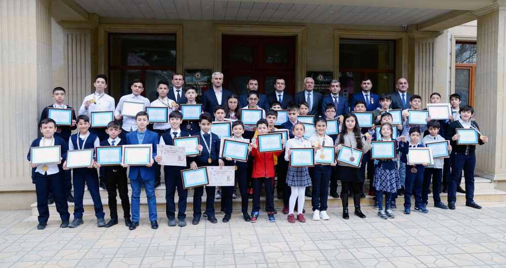 Beynəlxalq yarışdan qələbə ilə dönən şagirdlər mükafatlandırılıb