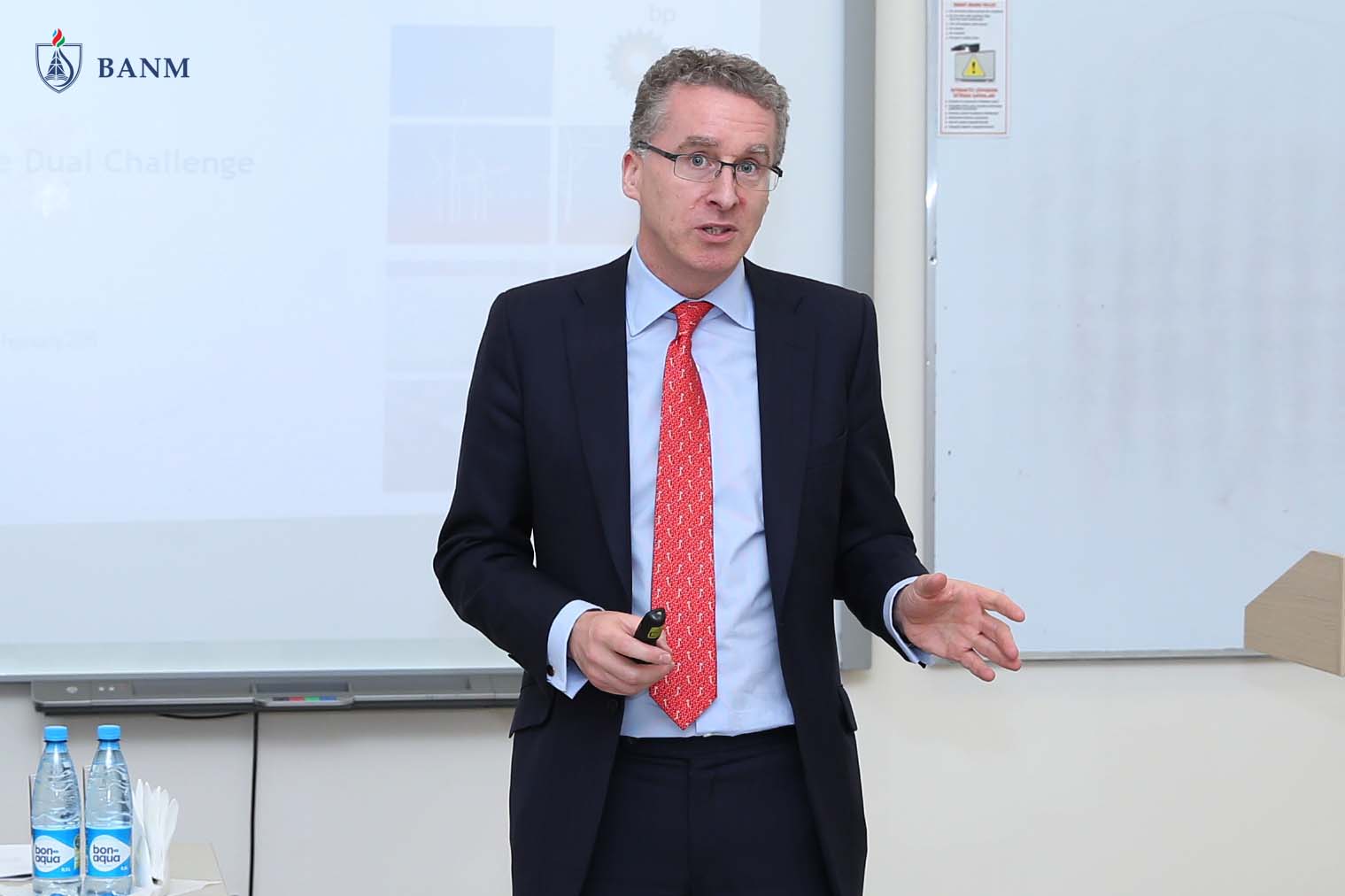 BP-nin vitse prezidenti Niall Henderson Bakı Ali Neft Məktəbində seminar keçdi