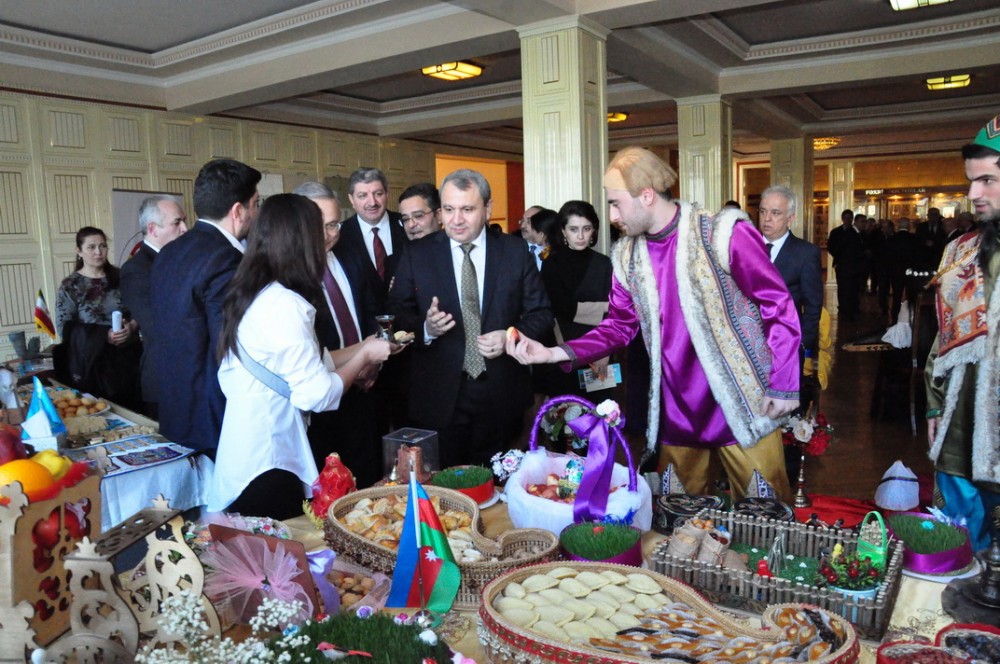 BDU-nun yeni rektoru yumurta döyüşdürdü- FOTO