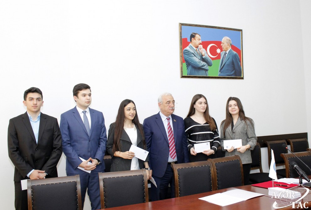 Səttar Möhbalıyev 61 tələbəyə adlı təqaüd verdi