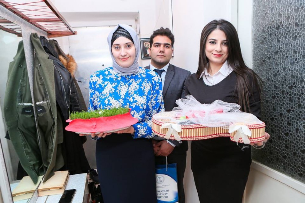 Universitetdən ibrətamiz addım - 83 yaşlı tənha qadına bayram sovqatı apardılar 