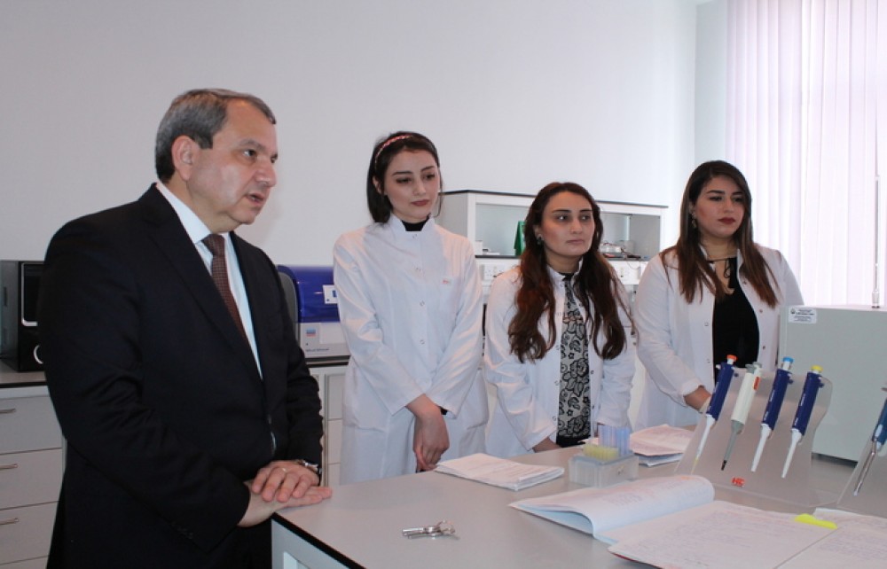 Yeni rektor tələbələrin istehsalat təcrübəsi ilə maraqlanıb