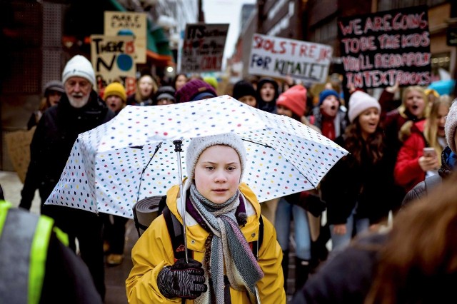 20 mindən artıq məktəbli küçələrə çıxdı