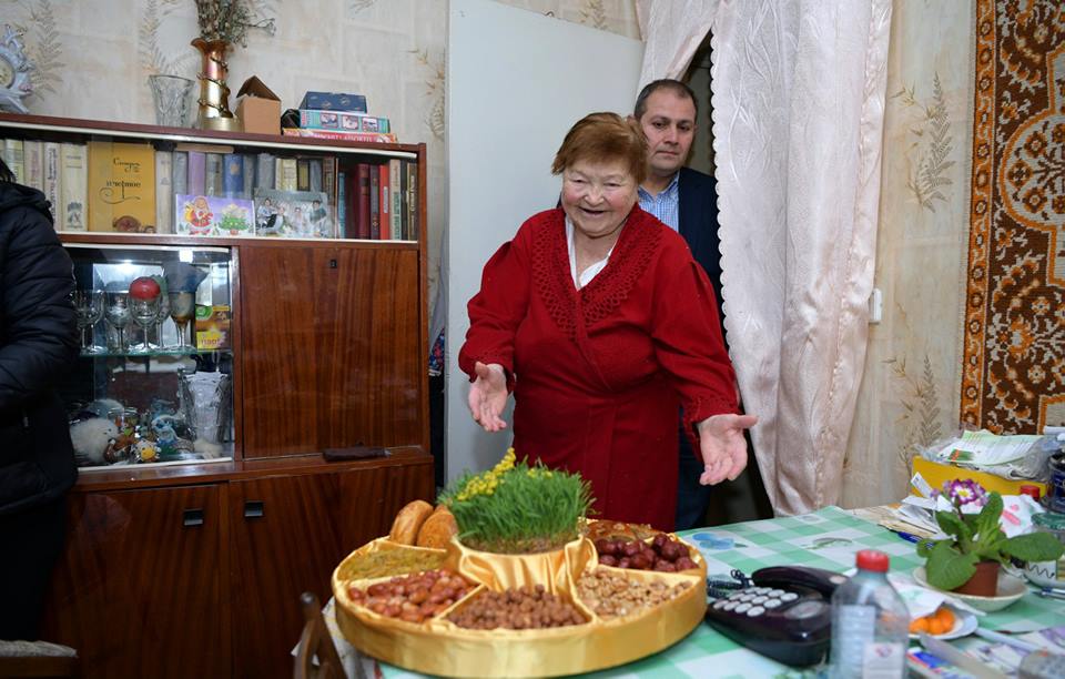 56 il müəllim işləyən 85 yaşlı xanıma Novruz sovqatı verildi