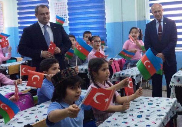 Adil Əliyev Bakı məktəbi ilə “qardaşlaşan” Ankara məktəbinə getdi