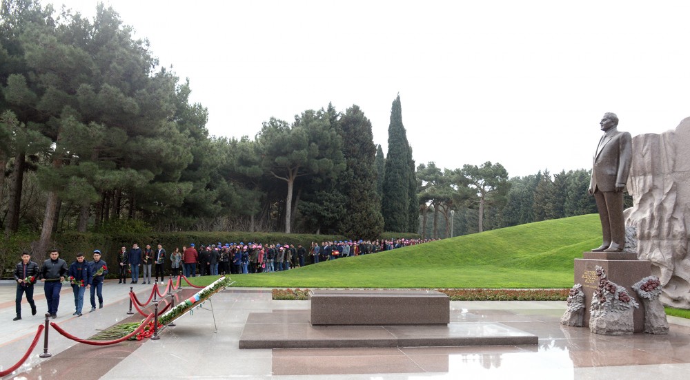 Məktəblilər Ulu Öndərin məzarını ziyarət ediblər - “Ölkəmizi tanıyaq”